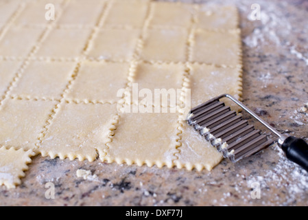 Frischen Teig ausgeschnitten und vorbereitet für die Abfüllung Stockfoto