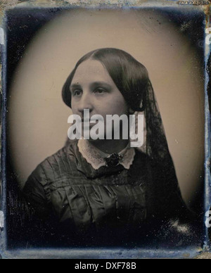 Dieses Vintage-Foto zeigt eine unbekannte Frau, deren Identität unbekannt ist. Das Bild fängt einen Moment in der Zeit ein und spiegelt die Mode und sozialen Normen dieser Zeit wider. Stockfoto