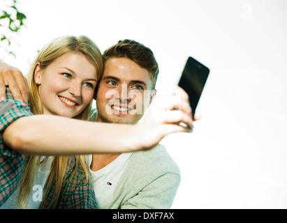 Junges Paar unter Self Portrait im Freien, Mannheim, Baden-Württemberg, Deutschland Stockfoto