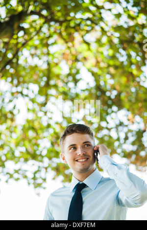 Geschäftsmann mit Handy im Freien, Mannheim, Baden-Württemberg, Deutschland Stockfoto