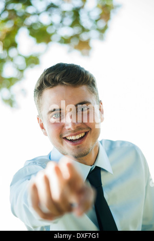 Porträt von Businessman Pointing at Kamera, Mannheim, Baden-Württemberg, Deutschland Stockfoto