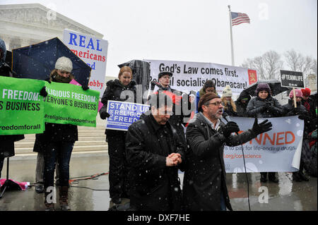 Washington, DC, USA. 25. März 2014. Gegner "Obamacare '' und Verhütung sind im Gebet von Vater FRANK PAVONE (links) und Pfarrer PATRICK MAHONEY vor dem obersten Gerichtshof der USA geführt, wie das Gericht zu dem Gesundheitsrecht doppelte Herausforderung hört. Die Klagen von zwei Unternehmen, Hobby Lobby und Conestoga Holz Spezialitäten, fordern Sie eine Bestimmung der bezahlbare Pflege Act, die viele Arbeitgeber, Arbeitnehmerinnen mit umfassenden Versicherungsschutz für eine Vielzahl von Methoden der Empfängnisverhütung zur Verfügung zu stellen erfordert. Bildnachweis: Jay Mallin/ZUMAPRESS.com/Alamy Live-Nachrichten Stockfoto