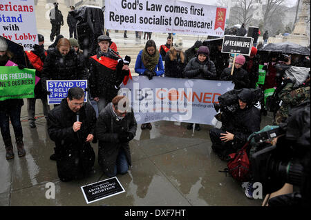 Washington, DC, USA. 25. März 2014. Gegner "Obamacare '' und Verhütung sind im Gebet von Vater FRANK PAVONE (links) und Pfarrer PATRICK MAHONEY vor dem obersten Gerichtshof der USA geführt, wie das Gericht zu dem Gesundheitsrecht doppelte Herausforderung hört. Die Klagen von zwei Unternehmen, Hobby Lobby und Conestoga Holz Spezialitäten, fordern Sie eine Bestimmung der bezahlbare Pflege Act, die viele Arbeitgeber, Arbeitnehmerinnen mit umfassenden Versicherungsschutz für eine Vielzahl von Methoden der Empfängnisverhütung zur Verfügung zu stellen erfordert. Bildnachweis: Jay Mallin/ZUMAPRESS.com/Alamy Live-Nachrichten Stockfoto