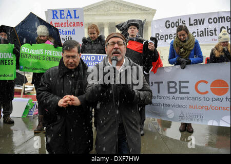 Washington, DC, USA. 25. März 2014. Gegner "Obamacare '' und Verhütung sind im Gebet von Vater FRANK PAVONE (links) und Pfarrer PATRICK MAHONEY vor dem obersten Gerichtshof der USA geführt, wie das Gericht zu dem Gesundheitsrecht doppelte Herausforderung hört. Die Klagen von zwei Unternehmen, Hobby Lobby und Conestoga Holz Spezialitäten, fordern Sie eine Bestimmung der bezahlbare Pflege Act, die viele Arbeitgeber, Arbeitnehmerinnen mit umfassenden Versicherungsschutz für eine Vielzahl von Methoden der Empfängnisverhütung zur Verfügung zu stellen erfordert. Bildnachweis: Jay Mallin/ZUMAPRESS.com/Alamy Live-Nachrichten Stockfoto