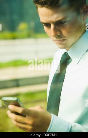 Nahaufnahme der Geschäftsmann mit Handy, Mannheim, Baden-Wurttermberg, Deutschland Stockfoto