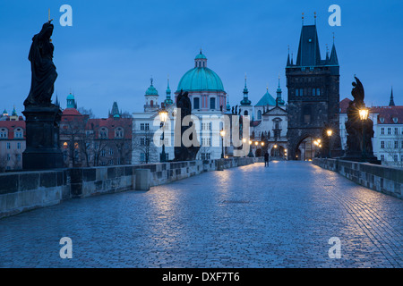 Morgendämmerung auf der Karlsbrücke mit den Türmen und Türme der Altstadt jenseits, Prag, Tschechische Republik Stockfoto