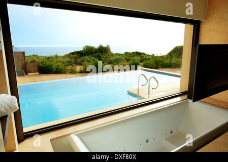 Meerblick vom Bad im Swimmingpool von Luxus-Villa, Peloponnes, Griechenland Stockfoto