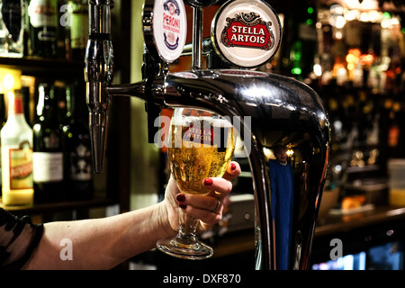 Ein pint Stella Artois in einem Pub serviert. Stockfoto