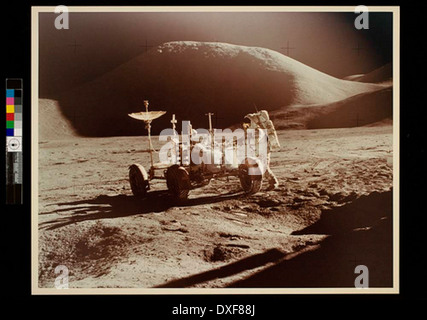Astronaut James Irwin mit dem Lunar Roving Vehicle (LRV) während der Apollo 15 Mission. Das Foto zeigt Irwin auf der Mondoberfläche, ein Teil der historischen Bemühungen der NASA, den Mond zu erkunden. Dieses Bild zeigt die technologischen Fortschritte und Errungenschaften bei der Weltraumforschung während des Apollo-Programms. Stockfoto