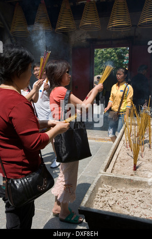 Weihrauch im Tempel de A-Ma. Dies ist der älteste Tempel in Macau. Stockfoto