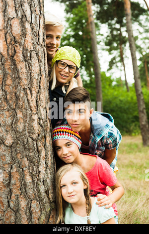 Porträt der Gruppe von Kindern posiert neben Baum im Park, Deutschland Stockfoto