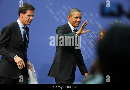 Den Haag, Niederlande. 25. März 2014. Präsident der USA Barack Obama (R) und der Ministerpräsident der Niederlande Mark Rutte kommen für die Pressekonferenz nach der Nuclear Security Summit 2014 in den Haag, Niederlande, 25. März 2014. Foto: Oliver Berg/Dpa/Alamy Live News Stockfoto