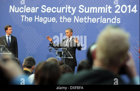 Den Haag, Niederlande. 25. März 2014. Präsident der USA Barack Obama (R) und der Ministerpräsident der Niederlande Mark Rutte sprechen Sie mit Journalisten nach der Nuclear Security Summit 2014 in den Haag, Niederlande, 25. März 2014. Foto: Oliver Berg/Dpa/Alamy Live News Stockfoto