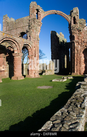 Ruinen von Lindisfarne Priory auf Holy Island an der Küste von Northumbria im Nordosten Englands. Stockfoto