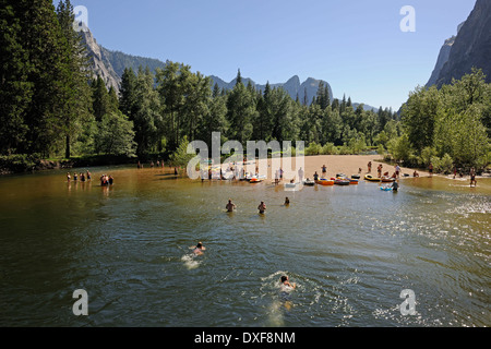 Touristen in Merced River, Yosemite-Nationalpark, Kalifornien, USA Stockfoto