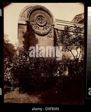 Eine Fotografie der Chapelle Expiatoire, einer neoklassischen Kapelle im 8. Arrondissement von Paris, Frankreich. Die Kapelle wurde zum Gedenken an die Opfer der September-Massaker von 1792 erbaut und ist ein wichtiger Ort der französischen Geschichte und Erinnerung. Stockfoto