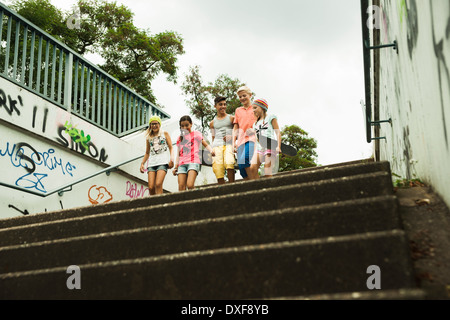 Gruppe von Kindern zu Fuß hinunter Treppe im Freien, Deutschland Stockfoto