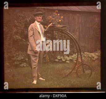 Ein Vintage-Foto von Charles Zoller, wahrscheinlich Anfang des 20. Jahrhunderts, das ihn mit seinem Fahrrad zeigt und eine frühe Ära des Radsports und des Transports zeigt. Stockfoto