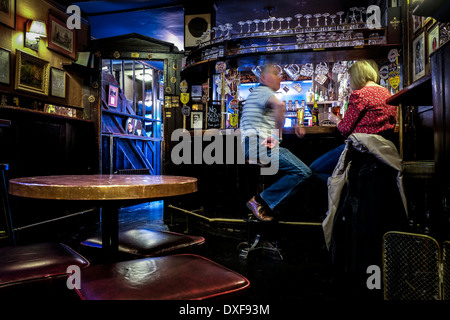 Der Innenraum des historischen Lamm und Flagge Public House in Covent Garden in London. Stockfoto