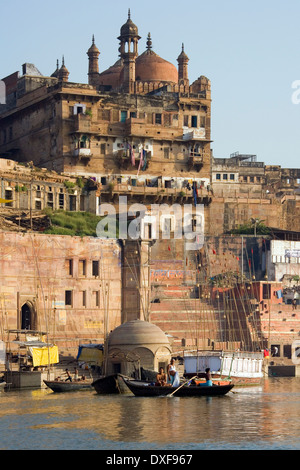 Die hinduistischen Ghats am Ufer des heiligen Flusses Ganges - Varanasi - Indien Stockfoto