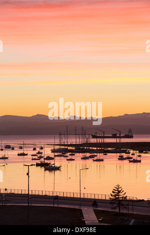 Sonnenaufgang über den Hafen von Ushuaia ist die Hauptstadt von Feuerland in Argentinien, es ist die südlichste Stadt der Welt und der Ausgangspunkt für Reisen in die Antarktis. Stockfoto