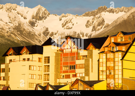 Die kriegerischen Bergkette und moderne Wohnblocks im Morgenlicht in der Stadt Ushuaia ist die Hauptstadt von Feuerland in Argentinien, es ist die südlichste Stadt der Welt und der Ausgangspunkt für Reisen in die Antarktis. Stockfoto