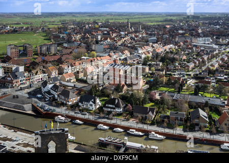 Blick über die Stadt Zentrum von Diksmuide / Dixmude, gesehen von der IJzertoren / Yser Turm in West-Flandern, Belgien Stockfoto