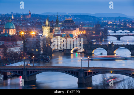 Manes, Charles und Legion Brücken über die Moldau in der Abenddämmerung, die Altstadt auf der linken Seite, Prag, Tschechische Republik Stockfoto