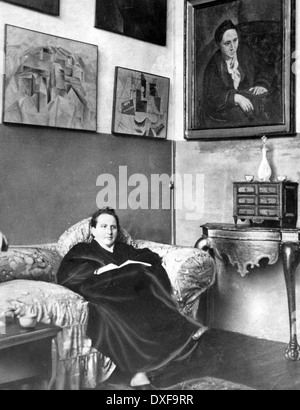 GERTRUDE STEIN (1874-1946), US-amerikanischer Schriftsteller in New York im Jahr 1935 mit ihrem Porträt von Picasso an der Wand Stockfoto