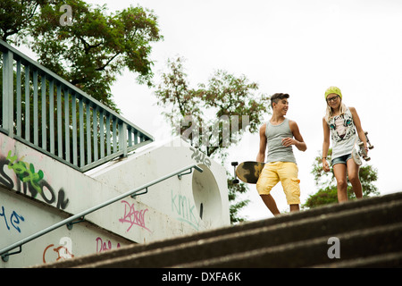 Jungen und Mädchen mit Skateboards, Mannheim, Baden-Württemberg, Deutschland Stockfoto