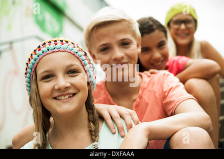 Porträt von Mädchen und jungen im Freien, Mannheim, Baden-Württemberg, Deutschland Stockfoto