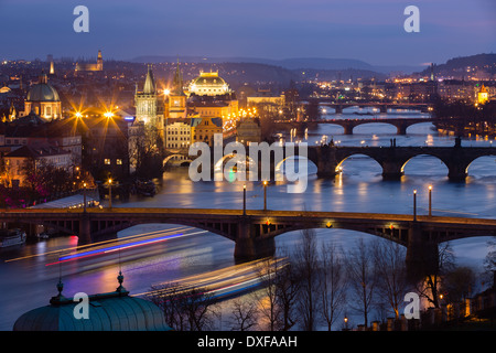 Manes, Charles und Legion Brücken über die Moldau in der Abenddämmerung, die Altstadt auf der linken Seite, Prag, Tschechische Republik