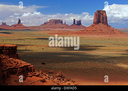 Blick durchs Fenster Nord in Richtung Buttes, Monument Valley, Arizona, USA Stockfoto