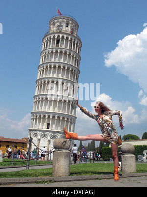 Italien, Toskana, Pisa, Mädchen posiert vom Schiefen Turm von Pisa Stockfoto