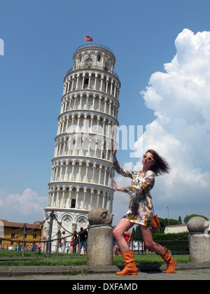 Italien, Toskana, Pisa, Mädchen posiert vom Schiefen Turm von Pisa Stockfoto