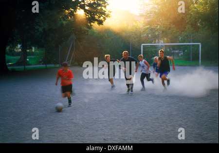 Jungen und Männer im Sommer treten Fußball (Fußball) auf Schmutz ein Feld "Ort", in Stockholm Stockfoto