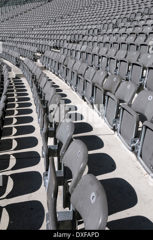 Sitzgelegenheiten im Olympiastadion, Berlin, Deutschland Stockfoto