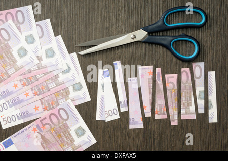 Euro-Banknoten mit einer Schere, einem zerschnitten, Studioaufnahme Stockfoto