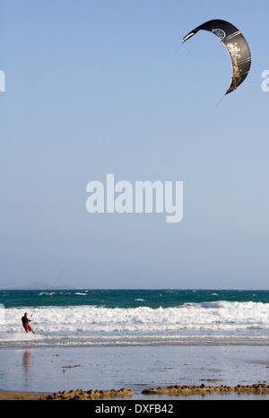 Kite-Surfen aus Great Western Beach in Newquay in Cornwall im Vereinigten Königreich Stockfoto