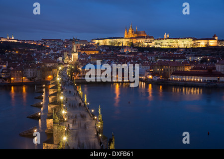 die Karlsbrücke über die Moldau in der Dämmerung mit der Burg und St. Vitus Kathedrale über Prag Tschechische Republik Stockfoto
