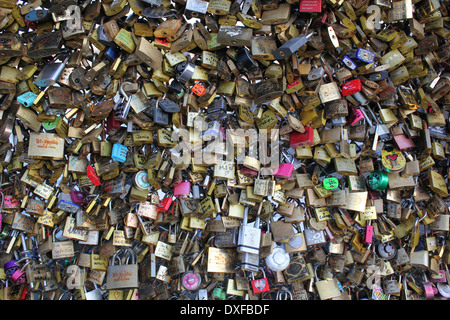 Vorhängeschlösser angebracht, der Pont Des Arts in Paris, Frankreich Stockfoto