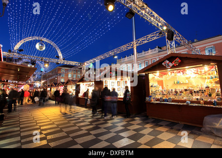 Freiem Himmel Weihnachtsmarkt in netten Stadt, Place Massena. Stockfoto