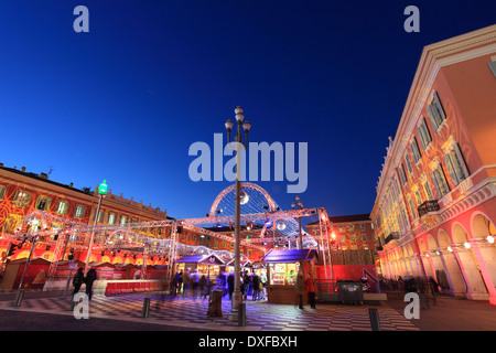 Freiem Himmel Weihnachtsmarkt in netten Stadt, Place Massena. Stockfoto