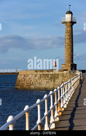 Leuchtturm auf dem Pier in Whitby an der Küste von North Yorkshire im Vereinigten Königreich Stockfoto