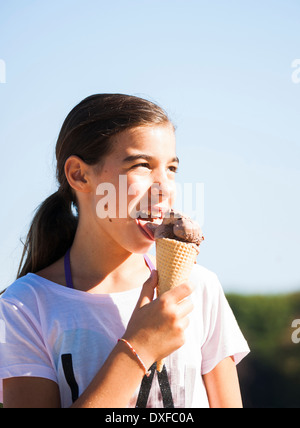 Mädchen, Essen, Eis, Lampertheim, Hessen, Deutschland Stockfoto