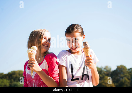 Mädchen essen Eiscreme-Kegel, Lampertheim, Hessen, Deutschland Stockfoto