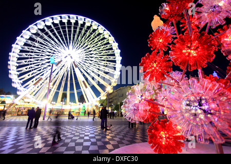 Freiem Himmel Weihnachtsmarkt in netten Stadt, Place Massena. Stockfoto
