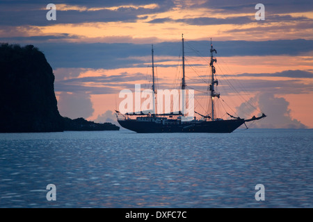 Segelschiff in der Nähe von Espanola Insel der Galapagos-Inseln, Ecuador. Stockfoto