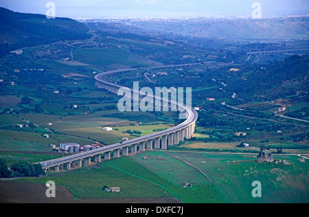 Angehoben Autobahn auf Stelzen über Landschaft Sizilien, Italien-Blick von Segesta in Richtung Küste und Castellammare del Golfo Stockfoto