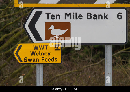 Verkehrszeichen auf feeds der Schwan in der Welney Wildfowl und Feuchtgebiete Vertrauen Reserve, Welney, Norfolk Stockfoto